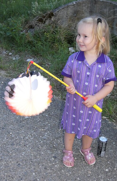 Die kleine Emely freut sich an ihrem Lampion.
