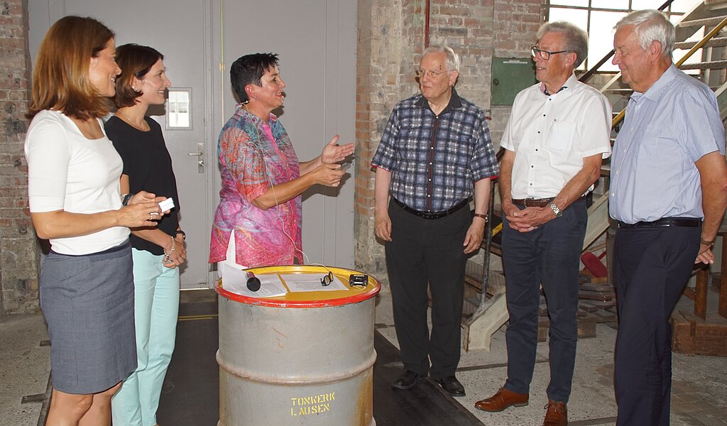 Petra Gössi, Saskia Schenker und Daniela Schneeberger würdigen die Verdienste von Hans-Rudolf Gysin, Paul Kurrus und Andreas Koellreuter. Fotos: O. Graf