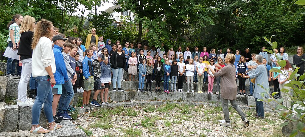 Die älteren Kinder singen zur Begrüssung der Erstklässler ein paar fröhliche Lieder. Fotos: ZVG