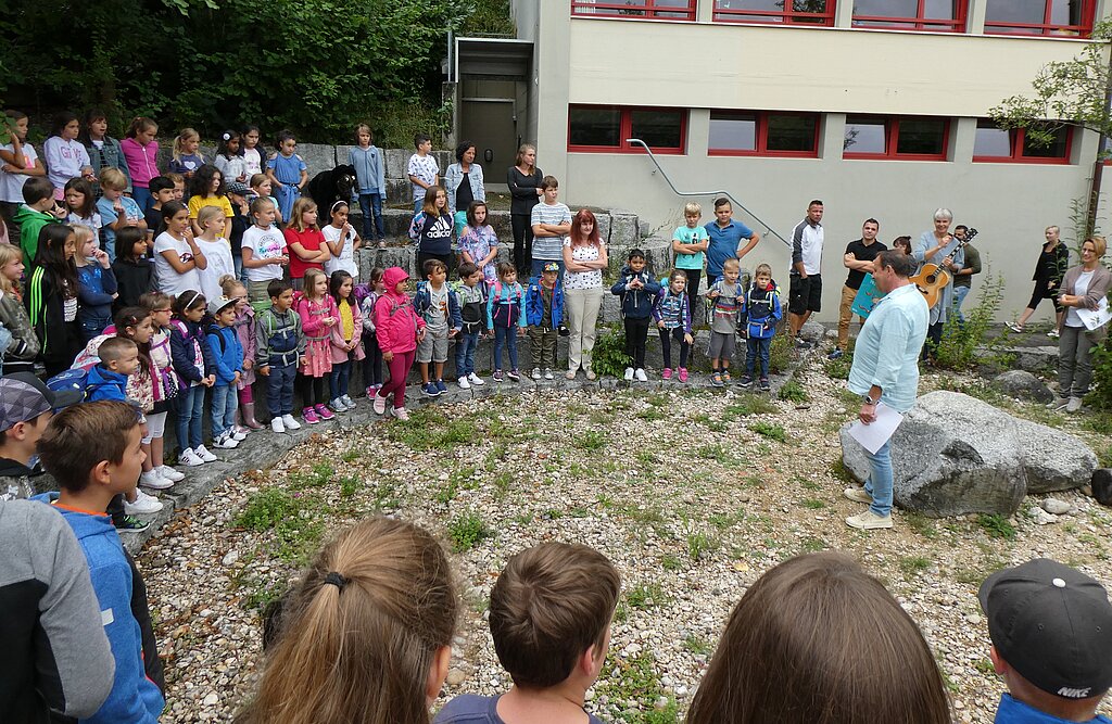 Einzug ins Schulhaus.