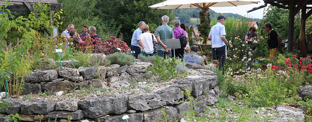 Im Haus- und Selbstversorgungsgarten liessen sich die Besucher inspirieren, diskutierten über Gemüse, Kräuter und Zierpflanzen und stellten der Obergärtnerin Meret Franke 1000 Fragen. Fotos: B. Bentolila
