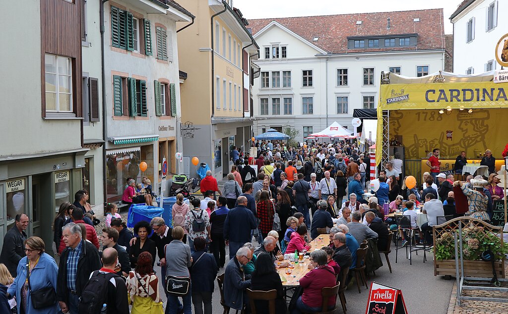Festbetrieb auf dem Zeughausplatz und in der Kanonengasse. Fotos: M. Schaffner
Festbetrieb auf dem Zeughausplatz und in der Kanonengasse. Fotos: M. Schaffner