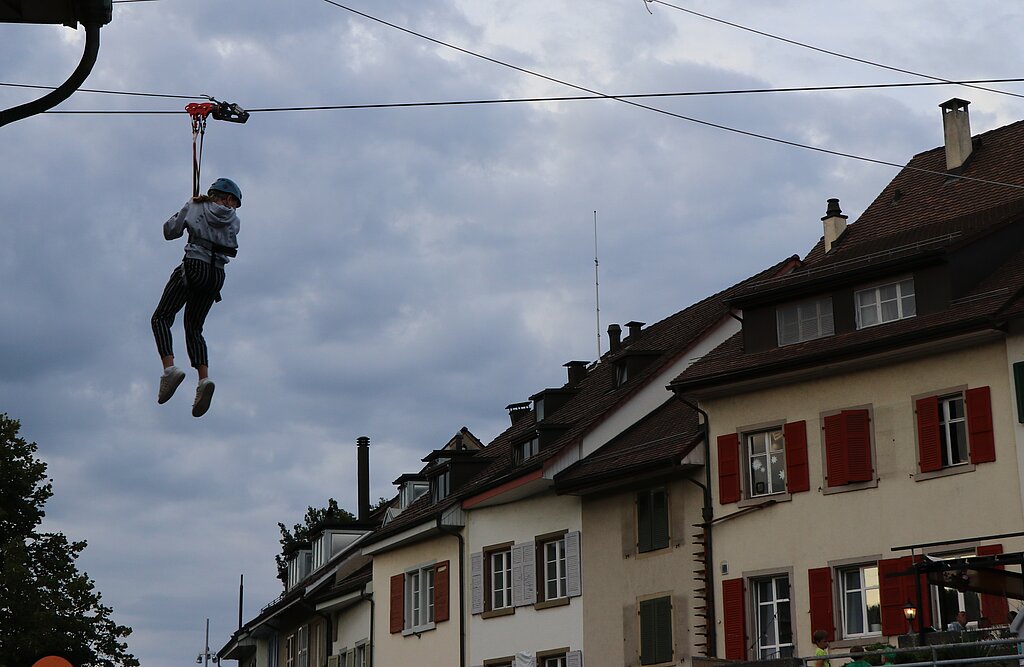 Mit der Tyrolienne vom Postplatz bis zum Elefantentor.
