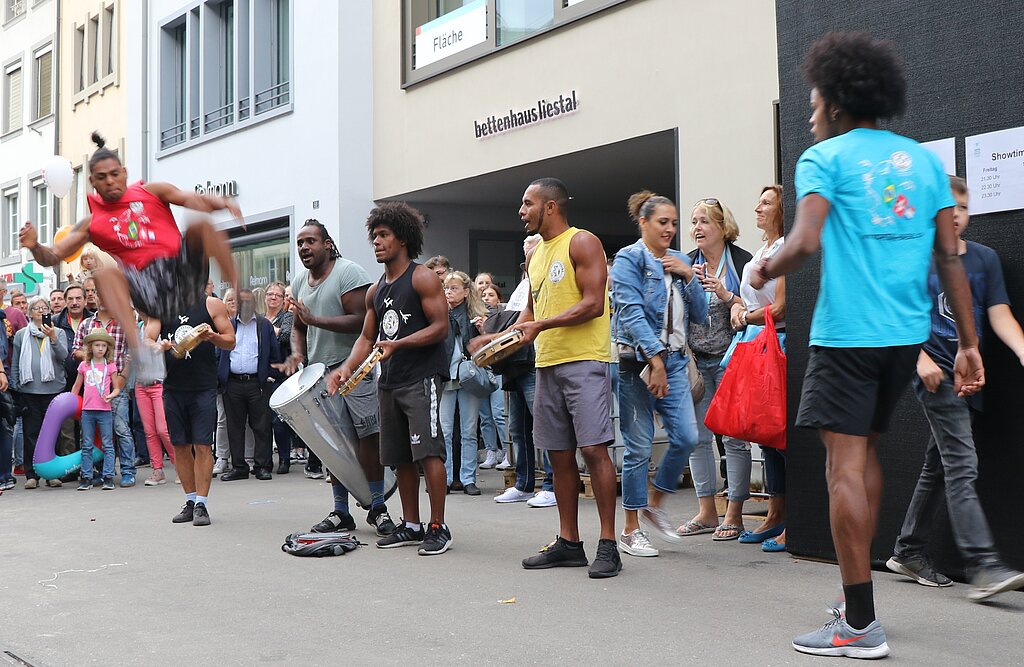 Akrobatik und Rhythmus in der Rathausstrasse.
Akrobatik und Rhythmus in der Rathausstrasse.