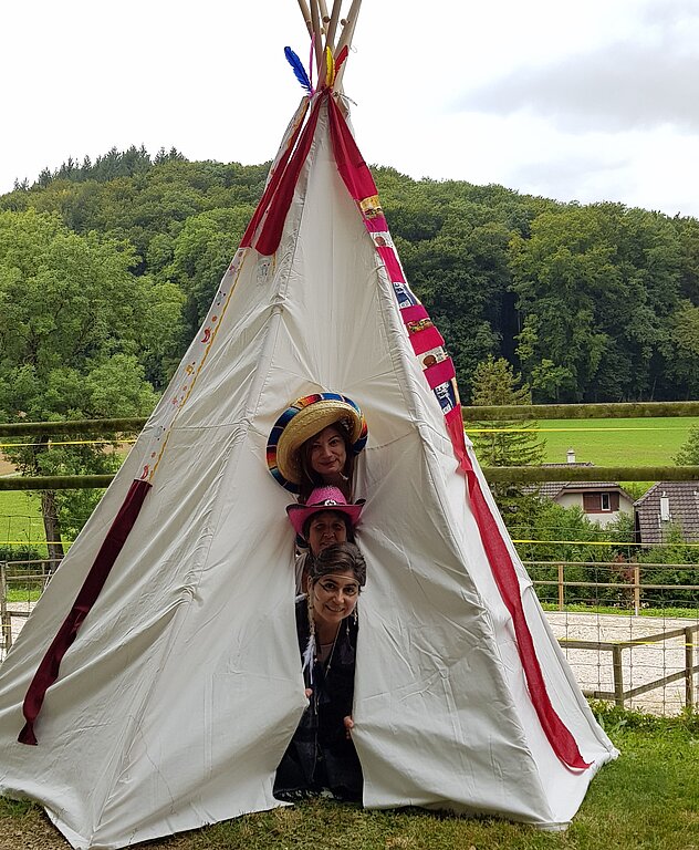 Lustiges Trio schaut aus dem Tipi, Aye Balci, Karin Bieri und Maria Denoth, alle vom Hausdienst.