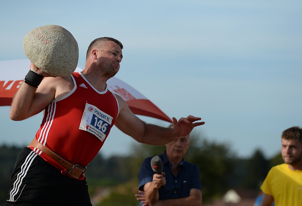 Simon Hunziker reichten 5,70 Meter einhändig gestossene 40 Kilogramm zum Sieg.