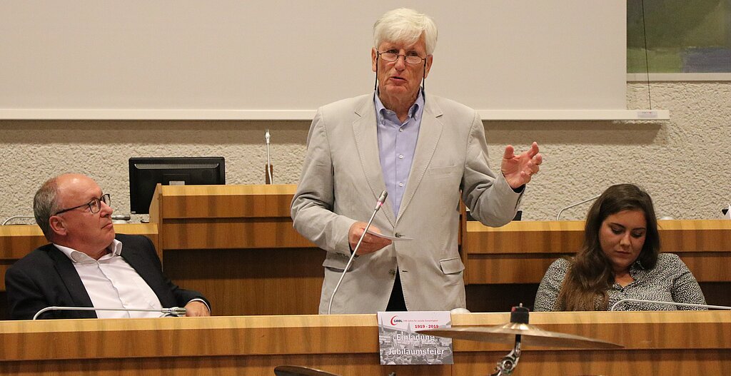 Sie gratulierten dem GBBL zum 100-Jahr-Jubiläum: Edi Belser (Mitte), ehemaliger GBBL-Präsident, Pierre Yves Maillard, Präsident des Schweizerischen Gewerkschaftsbunds, Samira Marti, Präsidentin des VPOD Region Basel. Foto: M. Schaffner