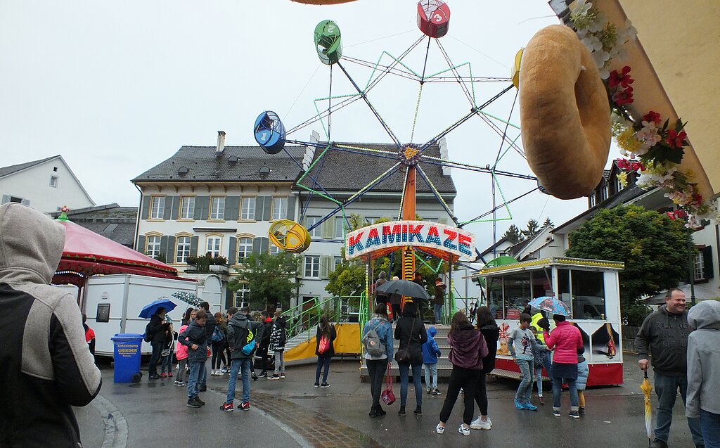 Kinder kreischten auf der Kamikaze-Bahn, Jugendliche trafen sich grüppchenweise und der riesengrosse Donut, rechts im Bild, machte gluschtig. Fotos: U. Roth
