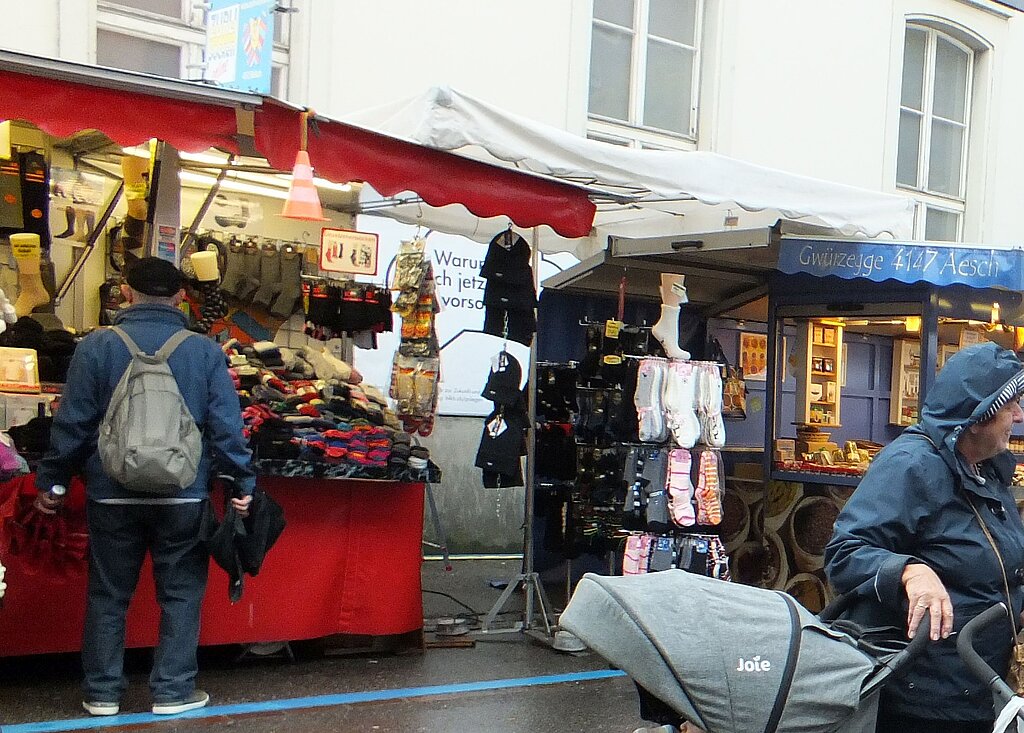 Ein warmer Hut wäre nicht verkehrt: Anita Bürgin, ihre Tochter und die Enkelkinder bestaunen das Angebot.