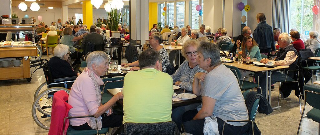 Der kleinen Eileen macht es sichtlich Spass mit dem Tanti auf dem Karussell; Heimleiter Bernhard Fringeli erfreut sich an seinem Enkelkind.