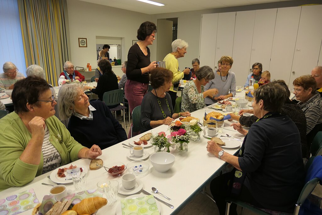 An liebevoll gedeckten Tischen umsorgt zu werden geniessen besonders Alleinstehende .Foto: U. Handschin