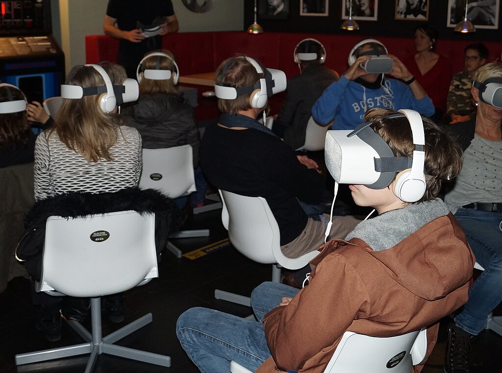 Virtual-Reality-Geräte ermöglichten ein neues Filmerlebnis im Kino Oris.