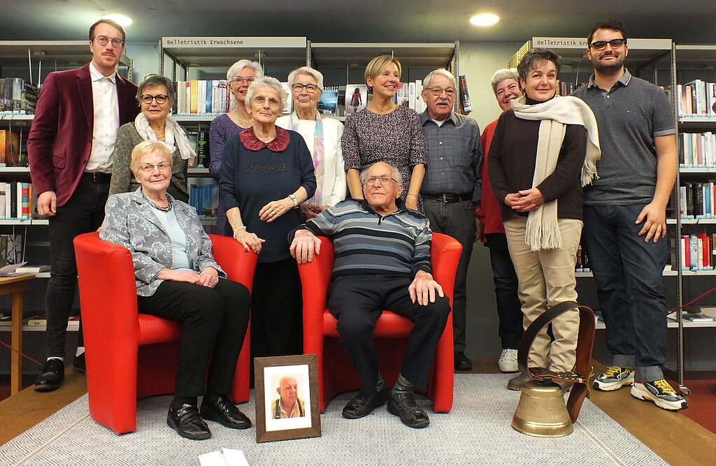 Alle Schreiber-Erzähler-Pärchen auf einem Bild, auf dem eingerahmten Foto (vorne am Boden) Fritz Vogel, der mit fast 93 Jahren kurz vor dem Anlass verstorben ist.