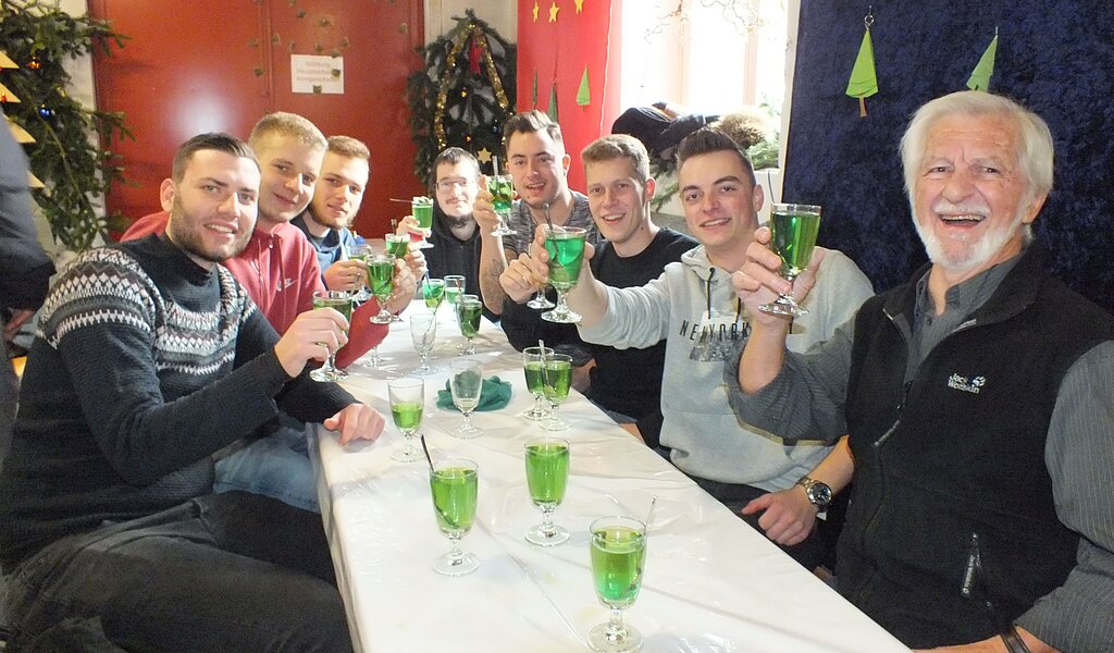 Tradition, sie treffen sich immer am Weihnachtsmärt in Waldenburg und genehmigen sich einen Fröschlitrunk in der Tschutschu-Bar der Männerriege.