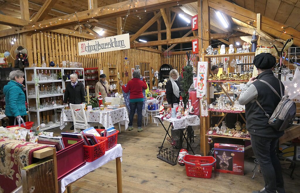 Zwischen dem Ansturm auf die reichhaltige Auswahl an weihnachtlichem Schmuck und Deko gibt es auch die Begegnungen. Fotos: U. Handschin
