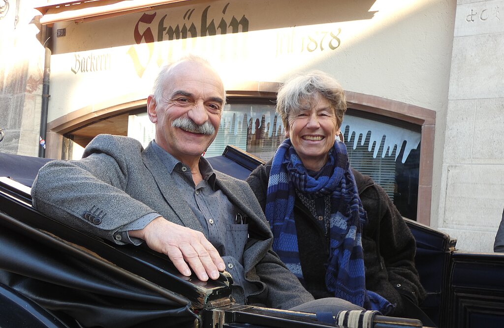Ursula und Franz Kaufmann geniessen die Fahrt im Landauer.
