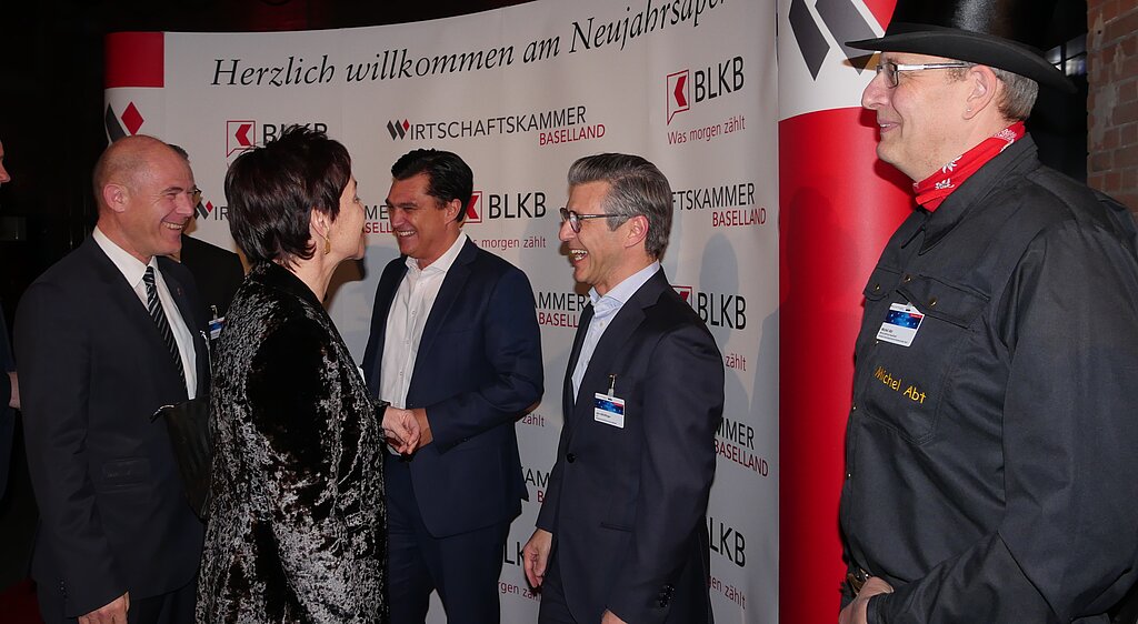 Persönliche Begrüssung durch Handschlag. Fotos: B. Eglin