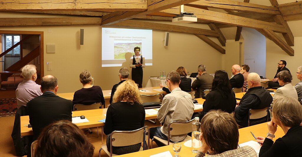 Vereinspräsidentin Christine Mangold begrüsst die Vertreterinnen und Vertreter der 22 Gemeinden und der regionalen Leistungserbringer. Foto: M. Schaffner