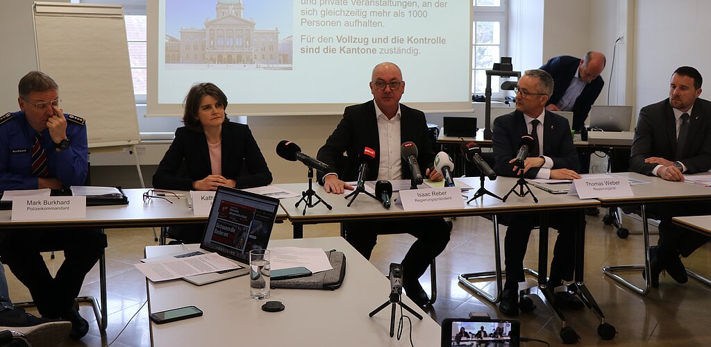 Am Montag äusserte sich der kantonale Krisenstab zu den verfügten Massnahmen. Von links: Mark Burkhard, Polizeikommandant; Regierungsrätin Kathrin Schweizer, Sicherheitsdirektorin; Regierungspräsident Isaac Reber; Regierungsrat Thomas Weber, Gesundheitsdirektor; Patrik Reiniger, Leiter kantonaler Krisenstab Basel-Landschaft. Foto: M. Schaffner
