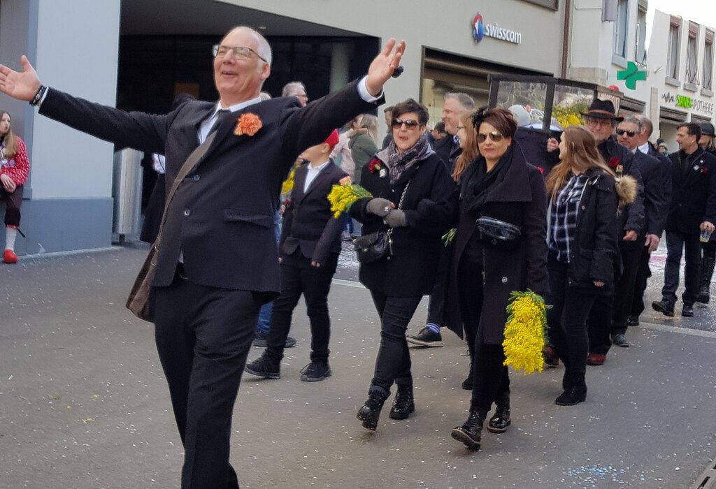 Lachende «Trauergäste» im Stedtli Liestal.Foto: U. Roth