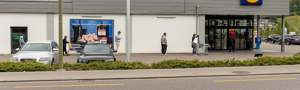 Tägliches Anstehen für Lebensmittel unter Einhaltung des Abstandes. Fotos: Michael Herrmann
