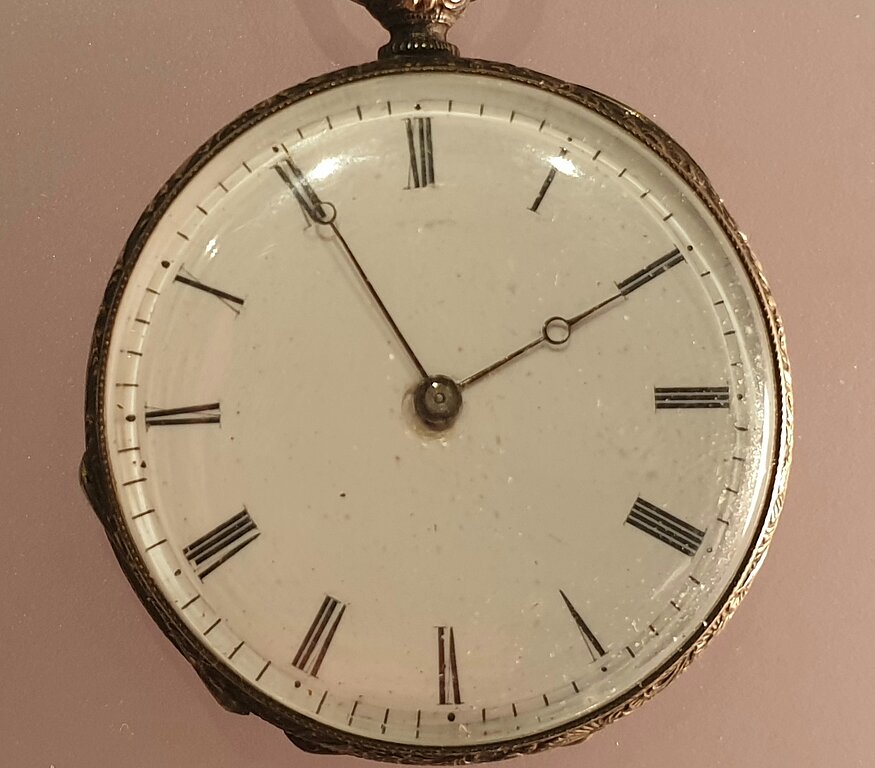 Gegen Mitte des 19. Jahrhunderts setzte die industrielle Herstellung von Taschenuhren ein. Bis sich die Armbanduhr endgültig durchsetzte, verging noch viel Zeit.
