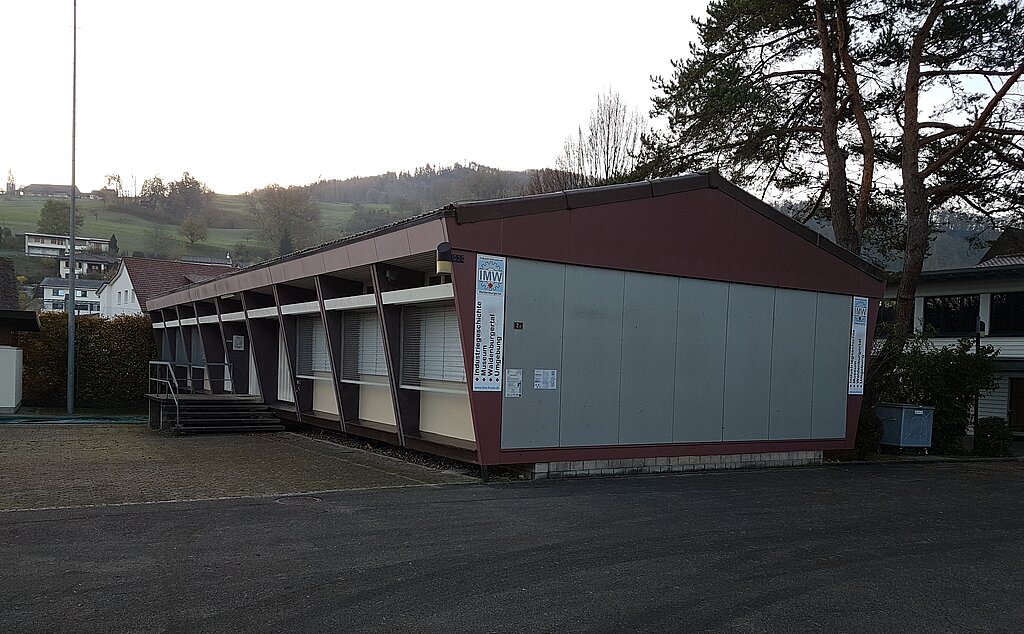 Die Gemeinde Niederdorf hat dem Förderverein den ehemaligen Schulhauspavillon als Ausstellungsraum zur Verfügung gestellt.

