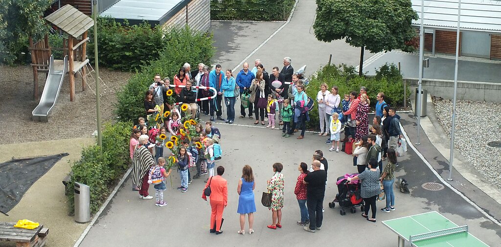 Unser Archivbild zeigt den Start des Schuljahrs am 12.August 2019 mit dem Besuch von Bildungsdirektorin Monica Gschwind in Arisdorf. Beim voraussichtlichen «Neustart» am 11.Mai 2020 wird vieles anders sein.FotO: Archiv/Ursula Roth
