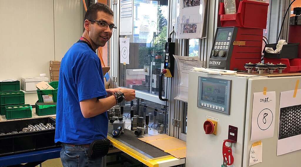 Ein Mitarbeiter in der Werkstatt an der «Königsmaschine» der JRG AG.Fotos: zVg
