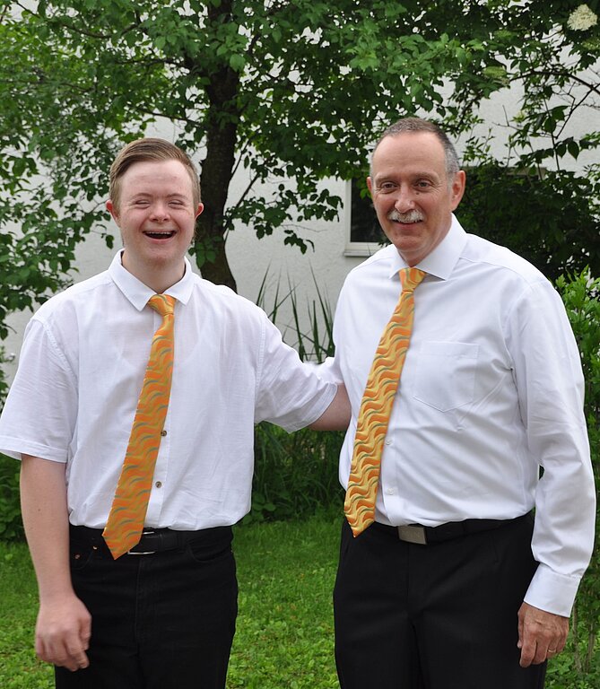Vater und Sohn stolz in Uniform.
